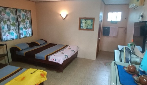 Habitación familiar, 2 camas dobles, frigorífico, vistas al jardín