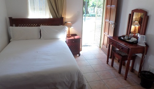Habitación económica, 1 cama de matrimonio, no fumadores, vistas al jardín