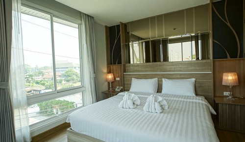 1 King Bed Street View