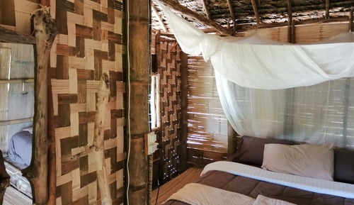 Bungalow tradicional, 1 cama de matrimonio grande, frigorífico y microondas, vistas al río