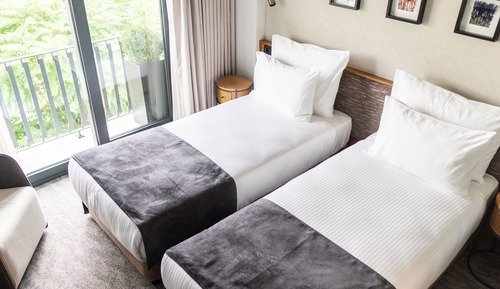 Habitación estándar con 1 cama doble o 2 individuales, vistas parciales al mar