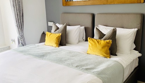 Habitación superior con 1 cama doble o 2 individuales (203)