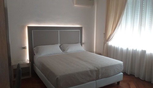 Habitación superior con 1 cama doble o 2 individuales (Reims)