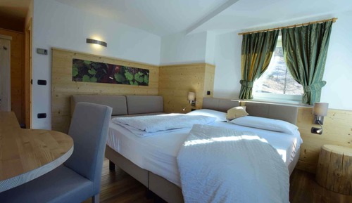Habitación estándar con 1 cama doble o 2 individuales, balcón, vistas al valle