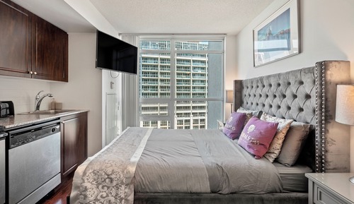 Estudio clásico, 1 cama de matrimonio, cocina, vistas a la ciudad