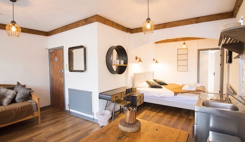 Estudio, 1 cama de matrimonio grande con sofá cama