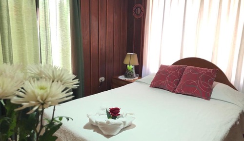 Habitación #1, cama doble, baño privado, vistas al volcán