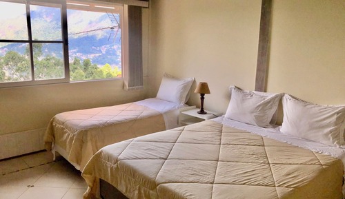 Habitación triple exclusiva, baño privado, vistas a la montaña