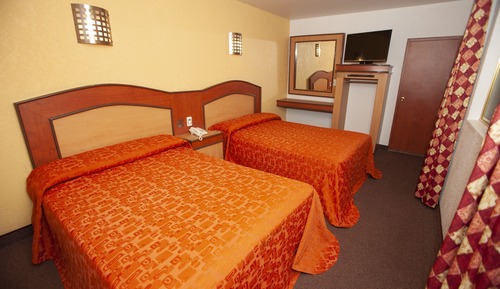 Habitación básica con 2 camas individuales
