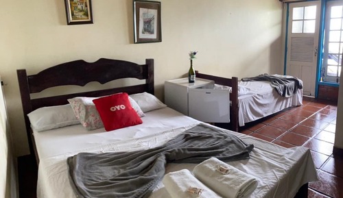 Habitación básica, varias camas