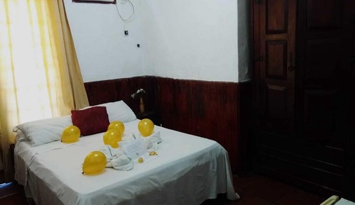 Habitación básica con 2 camas individuales
