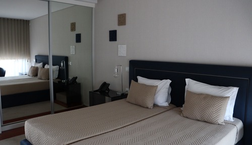 Habitación superior con 2 camas individuales, balcón, vistas al jardín