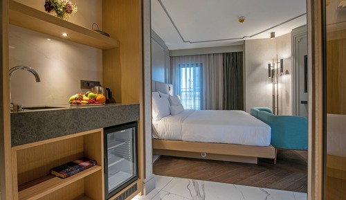 Corner Park Room