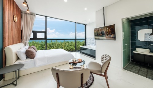 Room (2F)