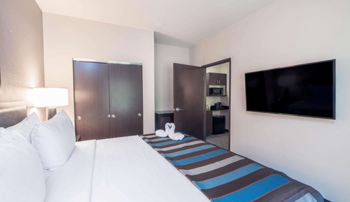 Suite, 1 cama de matrimonio grande, accesible en silla de ruedas, no fumadores (Bathtub W/grab Bars)