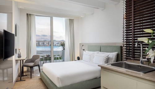 Beach Room Queen Bed Lagoon/Sea View