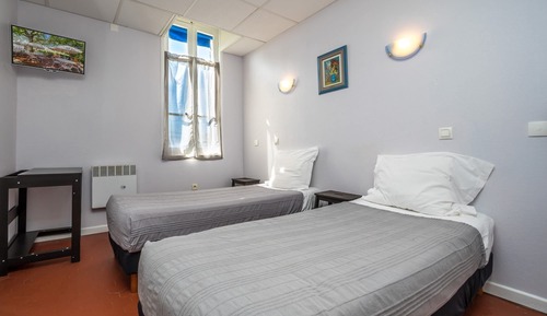 Habitación superior con 2 camas individuales, vistas al jardín
