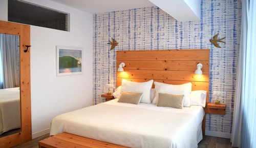 Habitación superior con 1 cama doble o 2 individuales, baño privado
