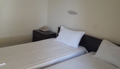 Habitación básica con 2 camas individuales