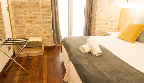 Habitación doble, baño compartido (with shower in room, exterior)
