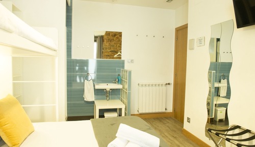 Habitación triple, baño compartido (Terrace)
