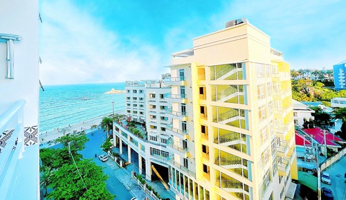 Apartamento de diseño, 2 habitaciones, vistas parciales al mar, frente a la playa