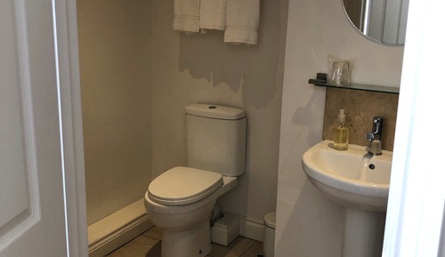 Habitación con 2 camas individuales, baño privado