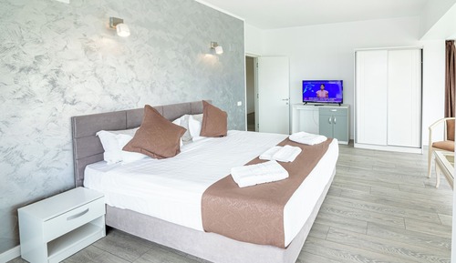 Senior Suite, Balcony, Partial Sea View