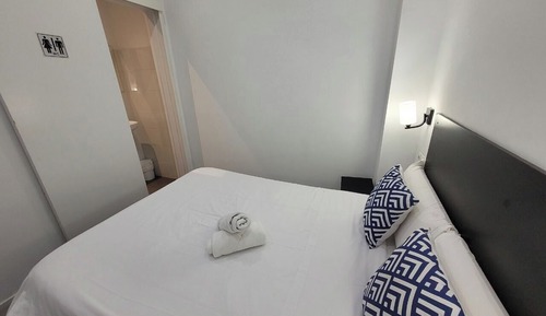 Habitación económica doble, 1 cama doble, no fumadores, baño privado