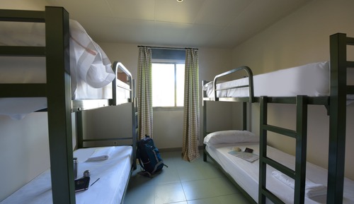 Cama en habitación compartida femenina de 4 camas