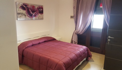 Estudio, varias camas, balcón