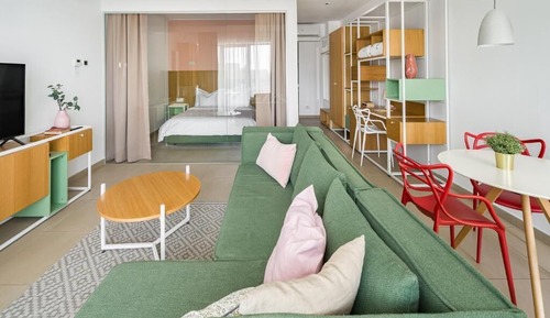 Suite superior, vistas parciales al mar