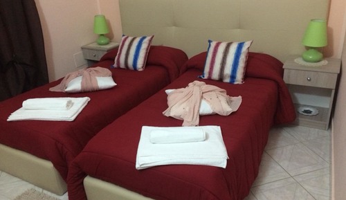 Habitación con 1 cama doble o 2 individuales, vistas al patio