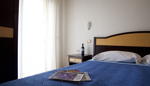 Habitación básica con 1 cama doble o 2 individuales