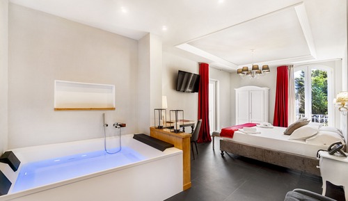 Habitación romántica, 1 cama de matrimonio, bañera de hidromasaje, vistas a la ciudad