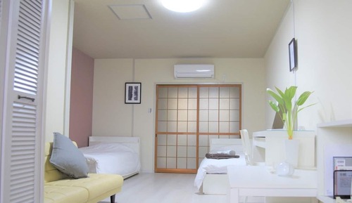 Habitación básica con 2 camas individuales