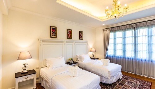 Habitación de lujo con 2 camas individuales, baño privado, vistas a la piscina