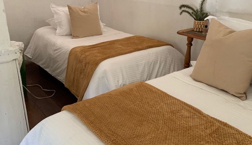 Habitación triple Confort, varias camas, vistas al jardín