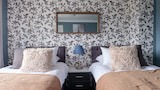 House, Private Bathroom (Dickens House)