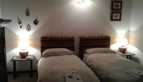 Habitación Deluxe con 1 cama doble o 2 individuales, baño compartido