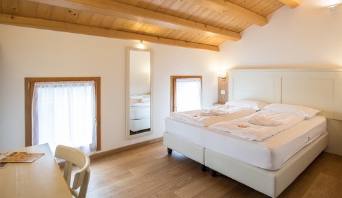 Habitación estándar con 1 cama doble o 2 individuales, vistas a la colina