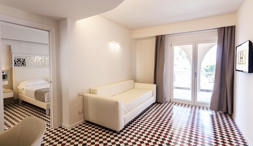 Habitación ejecutiva, varias camas, vistas parciales al mar