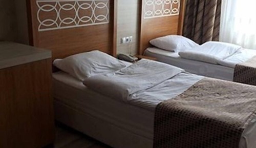 Habitación básica con 2 camas individuales
