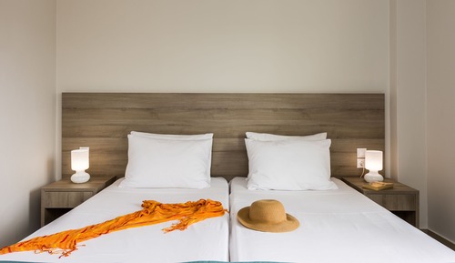 Habitación superior con 1 cama doble o 2 individuales, vistas al jardín