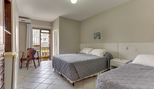 Habitación cuádruple básica, vistas parciales al mar, en esquina