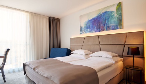 Habitación superior con 1 cama doble o 2 individuales, vistas al parque