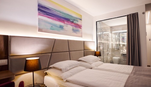 Habitación superior con 1 cama doble o 2 individuales, vistas parciales al mar