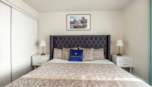 Apartamento superior, varias camas, cocina, vistas a la ciudad