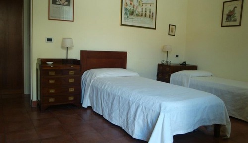 Habitación con 2 camas individuales, 3 camas individuales, vistas al jardín