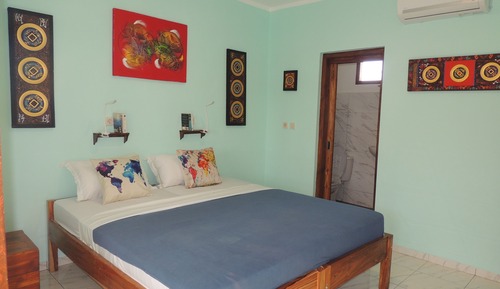 Habitación superior con 1 cama doble o 2 individuales, acceso a la piscina